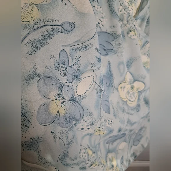 East West Vintage Baby Blue Floral Flowy Top Size Large Cross Front 3/4 Sleeve - Picture 6 of 10